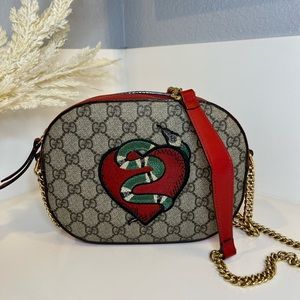 Gucci Beige GG Supreme Crossbody with Red Snake Heart Patch